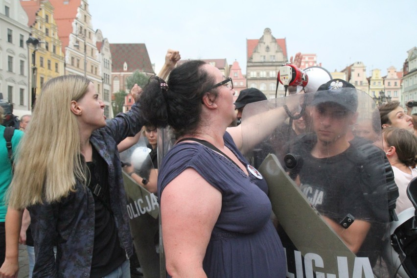 Przepychanki w Rynku. Promocja książki Międlara i kontrmanifestacja Lempart. Do tego atak z pistoletem na wodę [ZDJĘCIA]