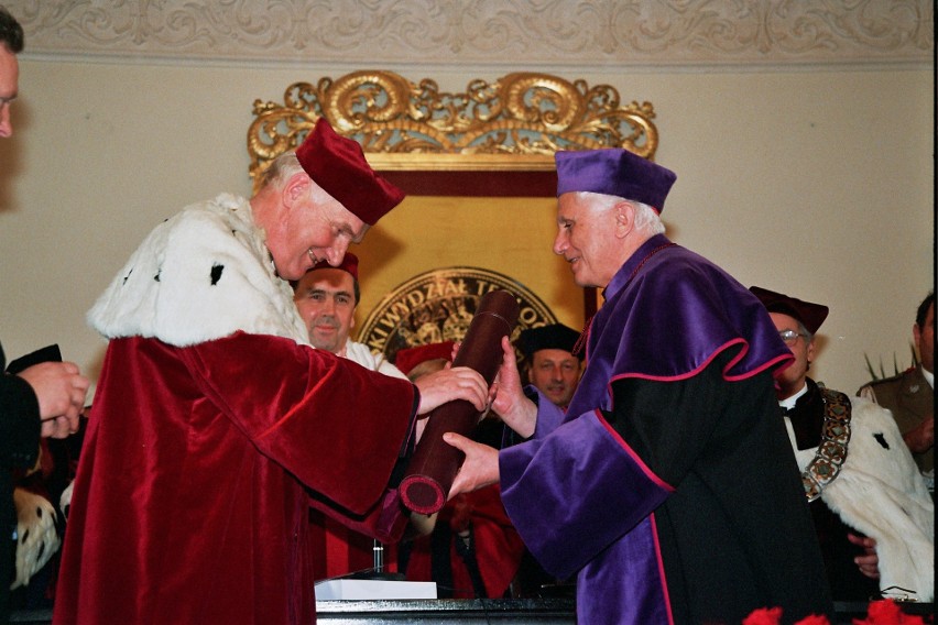 Kard. Joseph Ratzinger we Wrocławiu w 2000 roku odebrał...