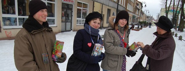 Wolontariusze Bartosz Bolewicz, Małgorzata Gałązkiewicz i Katarzyna Furgoł zbierają do puszek pieniądze na deptaku przy ul. Sikorskiego.