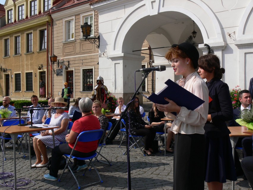 Ponad 60 osób czytało przed Kamienicą Oleśnickich w Sandomierzu "Przedwiośnie" Stefana Żeromskiego. Przyszli mieszkańcy, urzędnicy i turyści