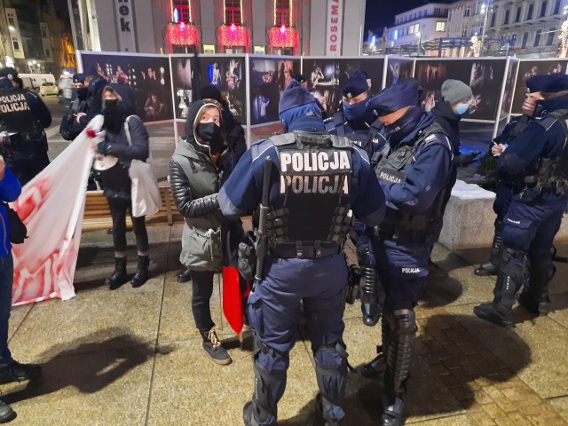 Demonstracja „Przeciwko państwu policyjnemu” na rynku w Katowicach. Interweniowała policja