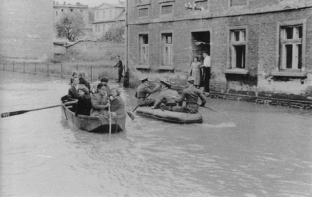 A tak wyglądała żagańska ulica podczas powodzi po wojnie