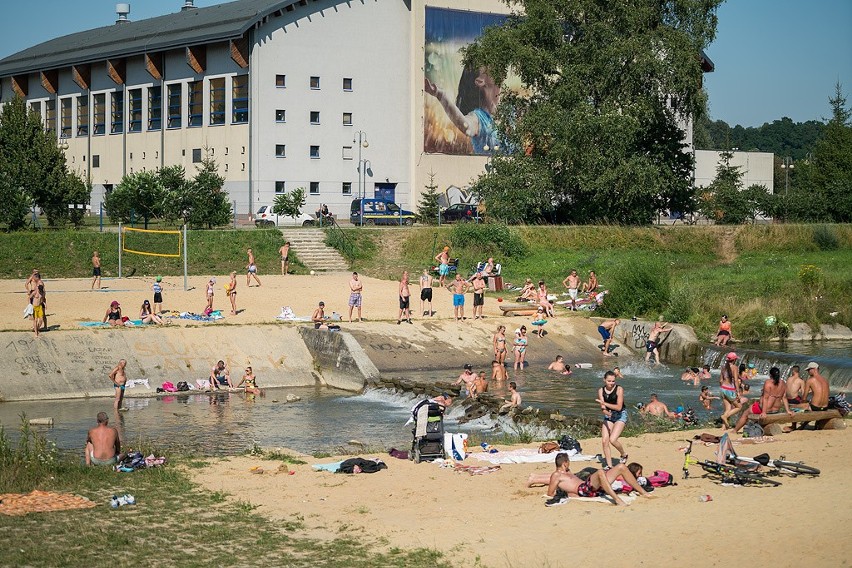 Upały w Nowym Sączu. Tłumy na plaży nad Kamienicą [ZDJĘCIA]