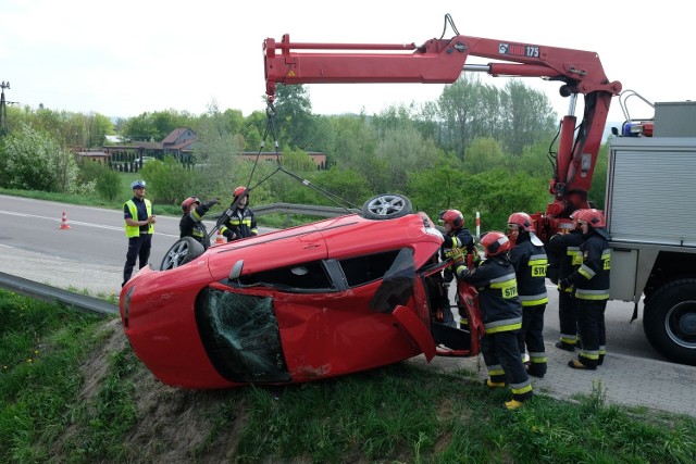 Do wypadku doszło we wtorek po godz. 13, na drodze wojewódzkiej nr 884 w Kuńkowcach pod Przemyślem.- Z ustaleń policjantów i relacji świadków wynika, że kierowca seata, jadąc w kierunku Wapowiec, najprawdopodobniej w wyniku nadmiernej prędkości, stracił panowanie nad swoim pojazdem. Uderzył w drzewo, kilkakrotnie obrócił się, uderzył w barierę energochłonną, po czym obrócił się jeszcze w powietrzu i wpadł do przydrożnego rowu - mówi sierż. szt. Marta Fac z KMP w Przemyślu.Kierowca, 19-letni mieszkaniec pow. przemyskiego jechał z 19-letnim kolegą. Mogą mówić o sporym szczęściu. Doznali tylko kilku zadrapań. Kierujący był trzeźwy.Policjanci zatrzymali 19-latkowi prawo jazdy oraz dowód rejestracyjny. Nastolatek został poinformowany, że za spowodowanie kolizji drogowej funkcjonariusze skierują wniosek o jego ukaranie do sądu.