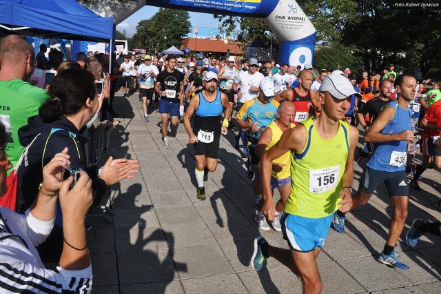 Dziś, w sobotę 1 września o godzinie 9.30 ze świnoujskiej promenady wystartował XXXIX Międzynarodowy Maraton Świnoujście – Wolgast.Zawodnicy ( ok. 400 ) chcący się zmierzyć z mniejszym dystansem wzięli udział w  28 Półmaratonie Wolgast i 3 Sztafeta Świnoujście – Wolgast. W tym roku Maraton odbywa się w rocznicę wybuchu II Wojny Światowej.  Organizatorzy i uczestnicy Maratonu złożyli również o godzinie 8:45, pod pomnikiem na placu Słowiańskim   wspólną wiązankę upamiętniającą ofiary  II Wojny Światowej.Zobacz także: 39. PKO Półmaraton Szczecin - BIEGANIE DLA OLIWKI