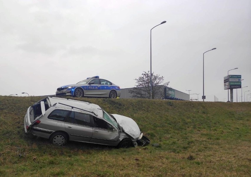 Dachowanie na alei Witosa przy zjeździe z obwodnicy Opola na...