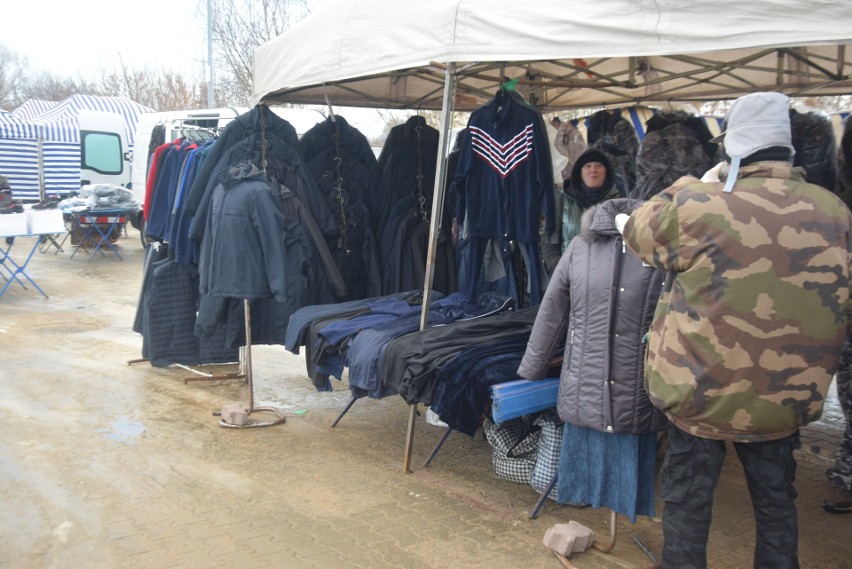 Handel na targowisku w Przysusze. Odzież zimowa, kurtki, płaszcze, buty i nie tylko. Zobaczcie na zdjęciach, co można było kupić