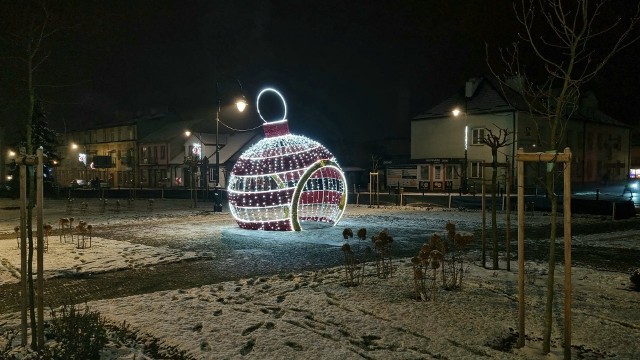 Lipsko jest gotowe na święta Bożego Narodzenia. W centrum miasta jest wiele świątecznych atrakcji. To między innymi wielka bombka, do której można wejść, zrobić pamiątkowe zdjęcie. Stoi choinka, ubrane  w lampki są pozostałe drzewka, a także drogowe słupy.Zobacz na kolejnych slajdach>>>>