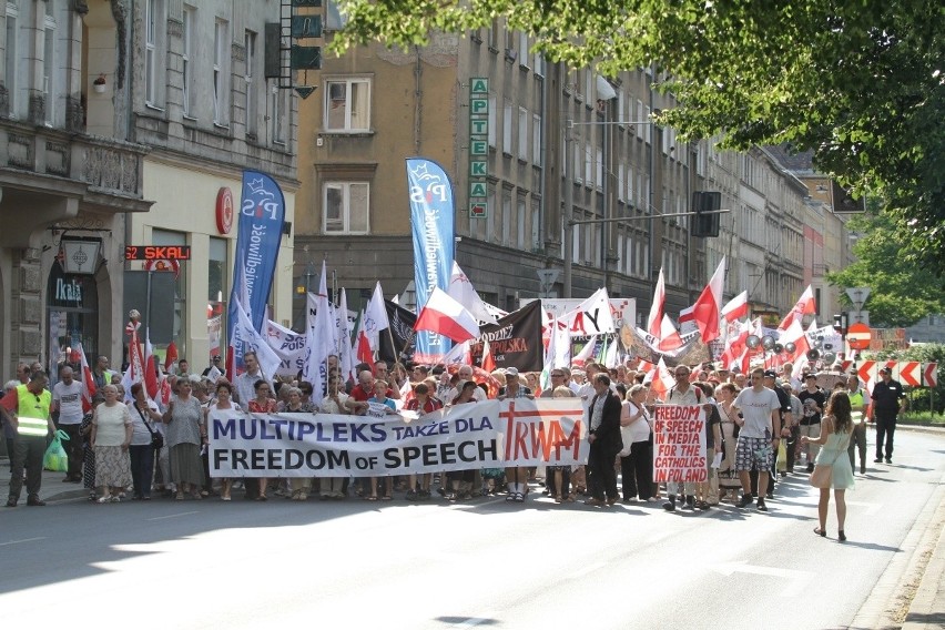 Wrocław: Około tysiąca osób przeszło w marszu w obronie TV Trwam (ZDJĘCIA)