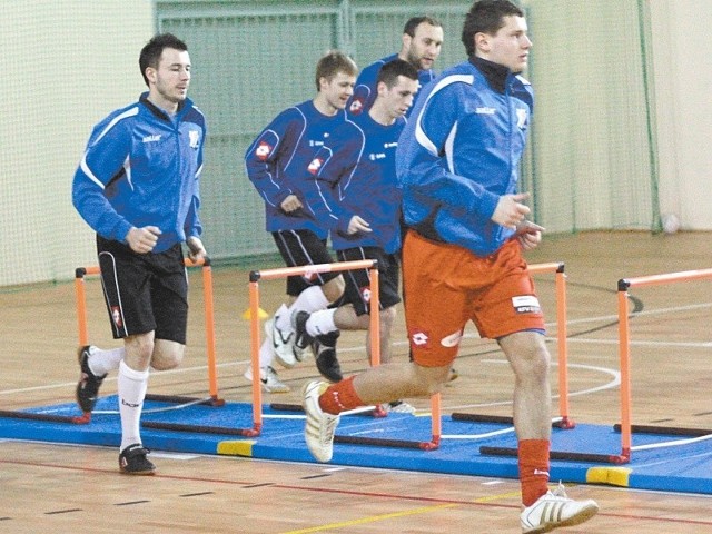 Grzegorz Świtała, Wojciech Hober, Tomasz Copik, Kamil Nitkiewicz i Patryk Tuszyński podczas treningu.