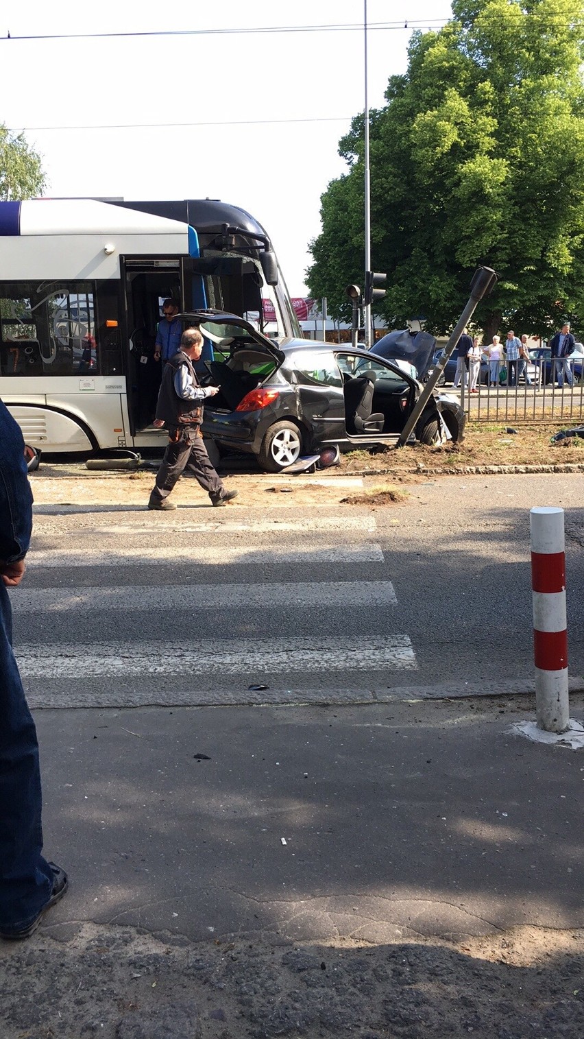 Wypadek na Konopnickiej i Mickiewicza w Szczecinie. Problemy komunikacji miejskiej