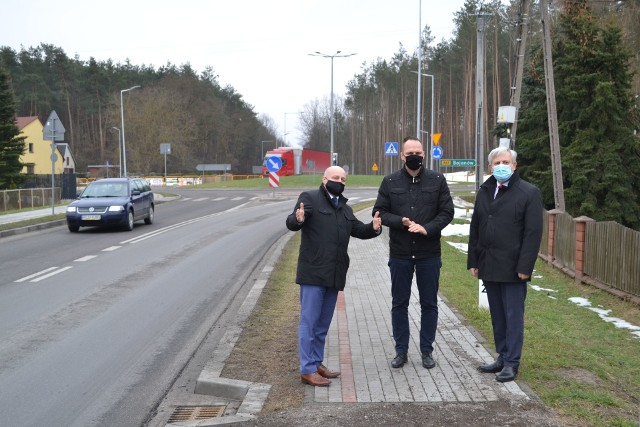 Przy budowie chodnika od lewej starosta Robert Bednarz, minister Rafał Weber i burmistrz Waldemar Grochowski