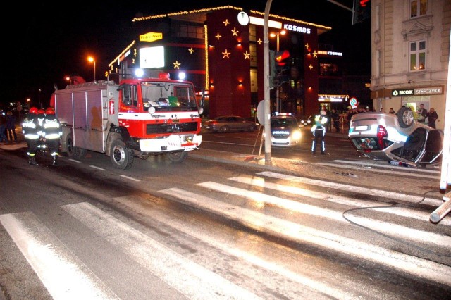 Do usunięcia z ulicy policyjnego wozu zabrali się koszalińscy strażacy.