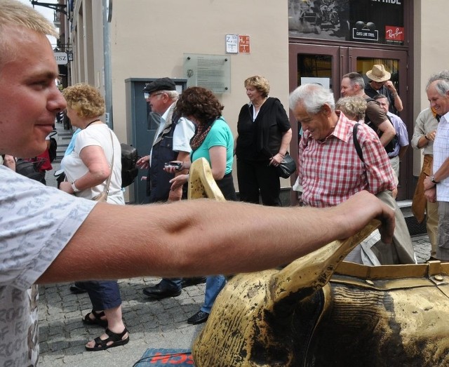 Po naprawie w czwartek osioł powrócił na swoje miejsce.