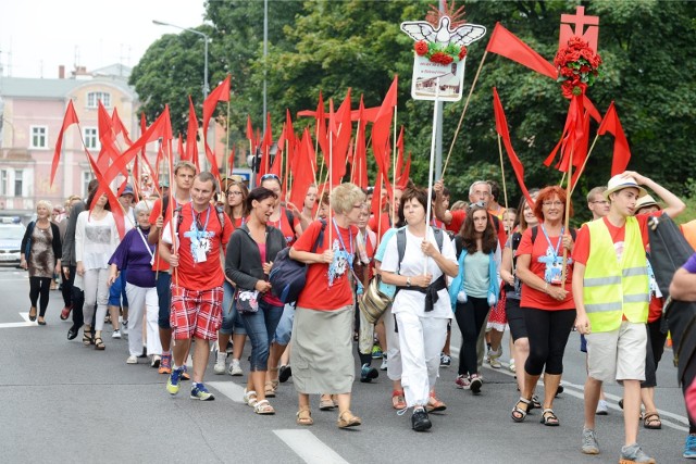 Lubicie sporty ekstremalne? Pielgrzymowanie ma w sobie właśnie coś ze sportów ekstremalnych, bo to wielki wysiłek, aby w kilkanaście dni na nogach przejść kilkaset kilometrów. Najdłuższa z pielgrzymek, Pielgrzymka Kaszubska z Helu, pokonuje aż 640 kilometrów!Pielgrzymi trud uczestnicy składają w ofierze Matce Boskiej Częstochowskiej, ale przed taką wędrówką trzeba się dobrze przygotować i zabrać ze sobą to, co najbardziej potrzebne na tych kilka lub kilkanaście dni. Organizatorzy pielgrzymek przed wymarszem informują o najważniejszych kwestiach technicznych. Każdy pielgrzym ma dwa bagaże: podręczny (zwykle mały plecaczek) i większy, który przewożony jest przez organizatora pomiędzy punktami noclegowymi. Przy sobie trzeba mieć najważniejsze rzeczy, bo dostęp do bagażu przewożonego przez samochody ciężarowe jest możliwy tylko po dotarciu na miejsce noclegu (nigdy w ciągu dnia). Za przewóz bagażu trzeba zapłacić, chociaż kierownictwo pielgrzymki nie ponosi za niego odpowiedzialności.Dzisiejsze pielgrzymki są doskonale zorganizowane. Nad bezpieczeństwem wędrujących czuwają „chorągiewkowi”, a więc osoby, które kierują ruchem. Są również specjaliści od nagłośnienia, a najsilniejsi mężczyźni niosą na swoich barkach głośniki. W każdej grupie są również osoby, które inicjują wspólną modlitwę i śpiew.Pielgrzymki mają również odpowiednie zabezpieczenie medyczne. Pielgrzymkę Rybnicką, która rusza 2 sierpnia, zabezpieczać będą trzy wozy medyczne, w tym jedna karetka pogotowia ratunkowego. O czym jeszcze powinien pamiętać pielgrzym? - Pielgrzymi przestrzegają przepisów drogowych i dostosowują się do poleceń służby porządkowej. Każdy pielgrzym nosi stale chustę i znaczek pielgrzymkowy. Wszyscy tworzymy jedną wspólnotę braci i sióstr. W czasie pielgrzymki nie pijemy alkoholu, nie palimy papierosów, wykluczone są jakiekolwiek środki odurzające - przypominają organizatorzy Pielgrzymki Rybnickiej.Piesza pielgrzymka wyruszyła z Gorzowa na Jasną Górę