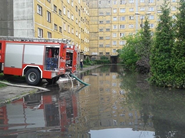 Burza i zalane osiedle przy ul. Zgrzebnioka w Rudzie...