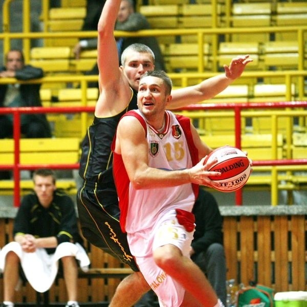 Koszykarze Stali Stalowa Wola (z piłką Rafał Partyka, obok Piotr Pluta ze Sportino Inowrocław) przegrali już drugi mecz we własnej hali.