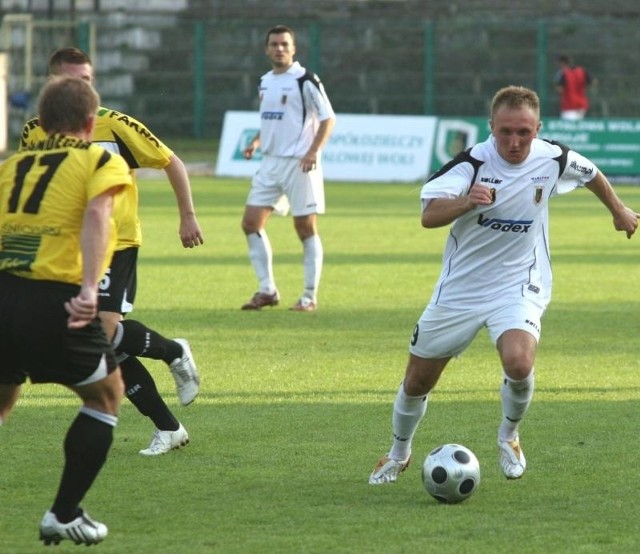 Cezary Czpak (z piłką) deklaruje, że piłkarze Stali Stalowa Wola "nie położą się na boisku&#8221; w pojedynku z Wartą w Poznaniu.
