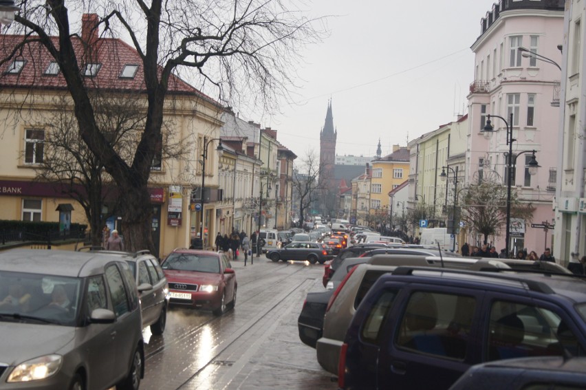 Tarnowskie drogi i parkingi przepełnione samochodami. Tarnowianie wyruszyli na przedświąteczne zakupy