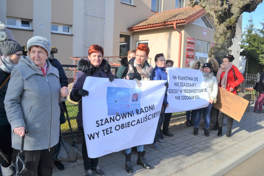 Kilkudziesięciu mieszkańców Trzemiętowa przyjechało...