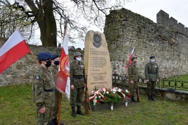 Przy pomniku Armii Krajowej honorową wartę pełnili strzelcy z Szydłowskiego Towarzystwa Strzeleckiego.