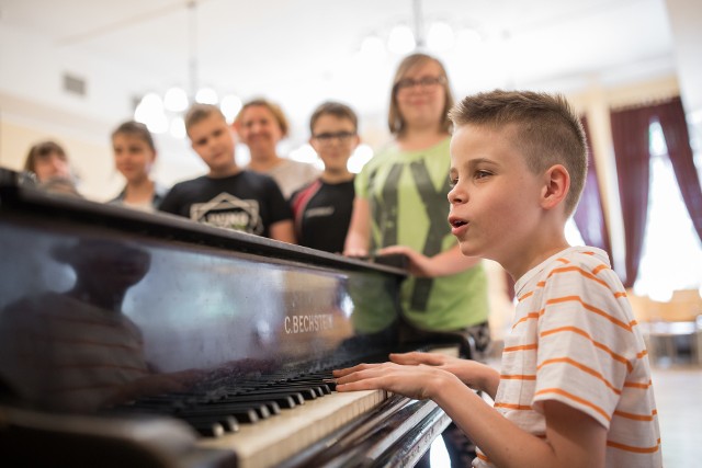 Niewidomy Igor Sobierajski, uczeń klasy VI ośrodka Braille'a w Bydgoszczy i zarazem bydgoskiej szkoły muzycznej ma niezwykły talent muzyczny.