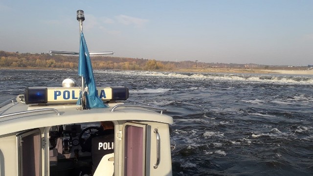 Jeden z funkcjonariuszy monitorował z brzegu zachowanie wędkarza, a dwaj pozostali podpłynęli do niego policyjną łodzią motorową