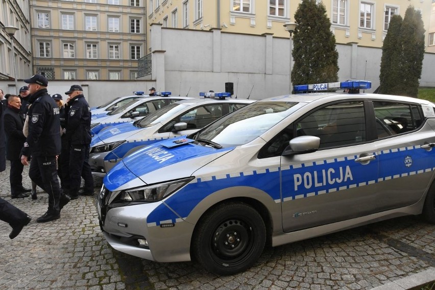 Elektryczne radiowozy świętokrzyskiej policji bez tajemnic (WIDEO)