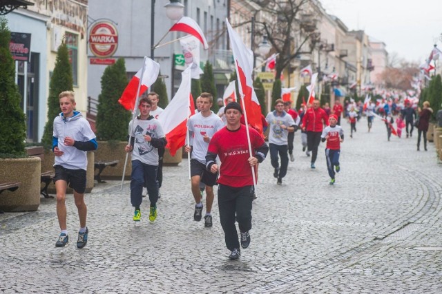 W Radomskim Biegu Niepodległości uczestnicy startują w biało-czerwonych barwach.