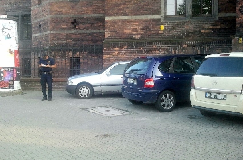 Czy można parkować przed sądem na Podwalu - pytał Czytelnik. Szybko się przekonał... (ZDJĘCIA, LIST)