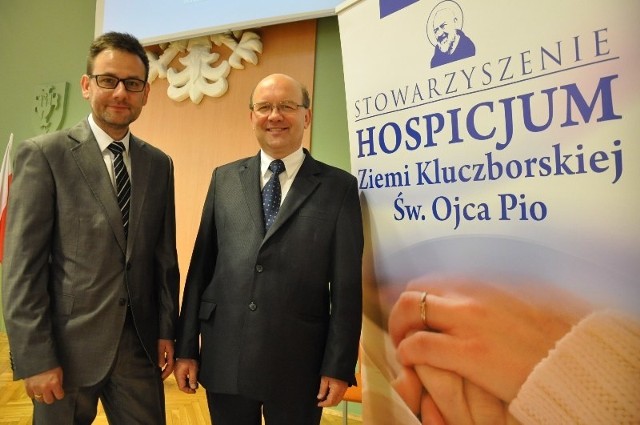 Od lewej: Sławomir Kołecki i Janusz Cholewiński, prezes i inicjator Hospicjum Ziemi Kluczborskiej św. Ojca Pio.