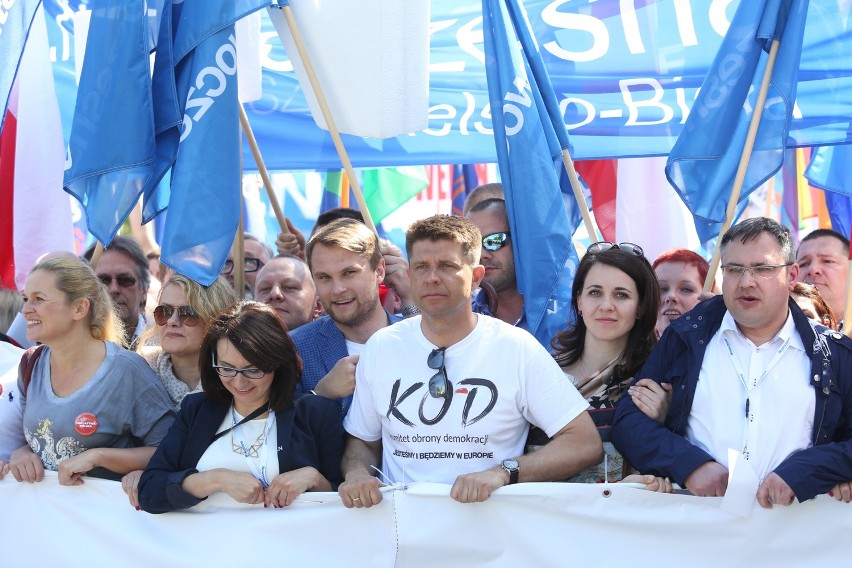Marsz KOD i opozycji. Błękitny marsz 7 maja w Warszawie