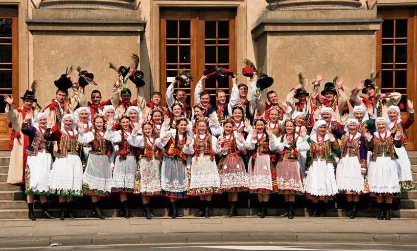 „Krakus” to 65-latek ciągle młody. Zespół przed budynkiem...