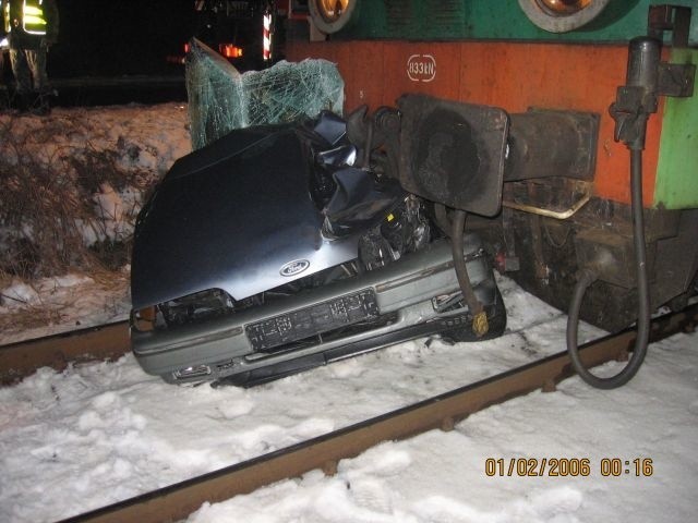 Droga Czechów - Górki. Pijany kierowca nie mógl zjechac z przejazdu kolejowego, a pociąg byl tuz, tuz... Wstawiony mezczyzna trzeLwo postanowil zostawic auto i uciec. Maszyna pchala forda przez kilkaset metrów. Sprawa trafila do Sądu Rejonowego.