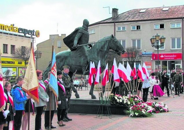 Główna część obchodów 360. rocznicy Bitwy pod Warką odbyła się pod pomnikiem hetmana Stefana Czarnieckiego. 