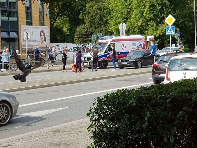 Wypadek w Radomiu. Młoda kobieta została potrącona przez kierowcę BMW, karetka zabrała ją do szpitala