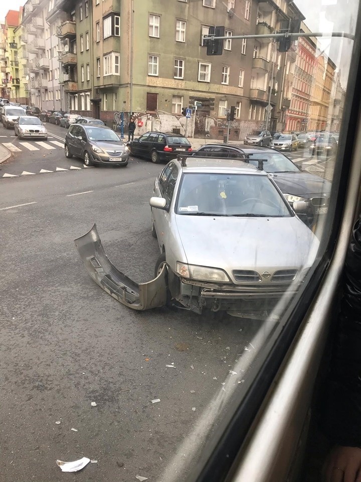 Kolizja samochodu osobowego z tramwajem na Bohaterów Warszawy 