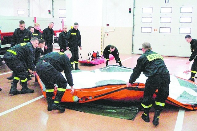 Łomżyńscy strażacy prezentują nowoczesny skokochron, zakupiony w ub. r. za ponad 36 tys. zł. Umożliwia on bezpieczny skok z wysokości nawet 16 metrów.
