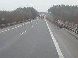 Wyprzedza ciężarówką a z przeciwka jedzie autobus (WIDEO)