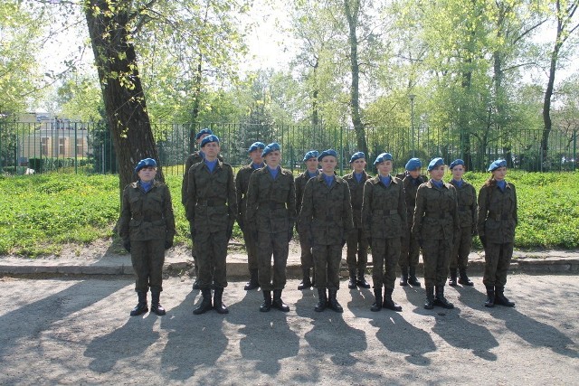 Radomscy uczniowie klasy mundurowej Zakładu Doskonalenia Zawodowego zajęli II miejsce na wojewódzkim przeglądzie musztry w Warszawie.