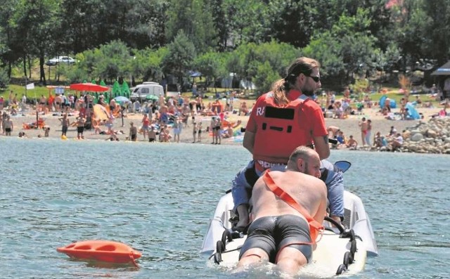 W czasie sezonu letniego nad brzegiem Jeziora Czorsztyńskiego wypoczywają tysiące ludzi