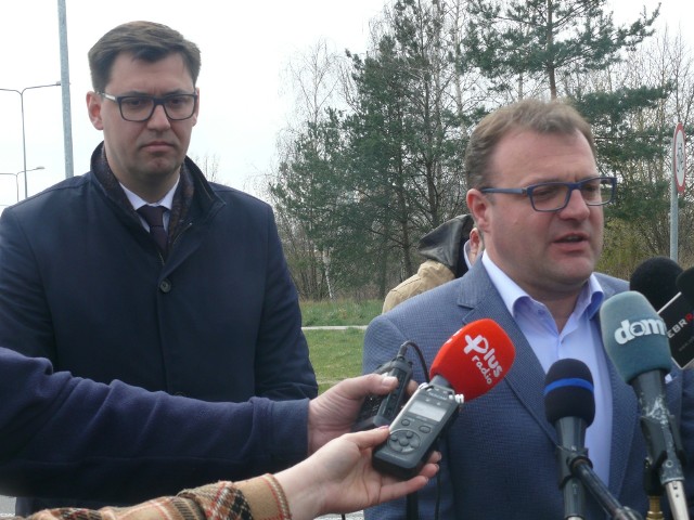 O budowie kolejnego odcinka trasy mówili prezydent Radomia Radosław Witkowski (z prawej) oraz wiceprezydent Konrad Frysztak.