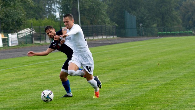 Noteć Czarnków wygrała wyjazdowe spotkanie przeciwko LKS Gołuchów (1:4) i objęła prowadzenie w ligowej tabeli.