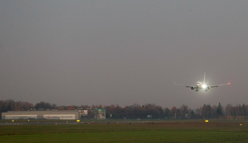 Rządowy Boeing 737-800 do lotów z VIP-ami na lotnisku w...