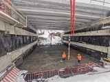 Widać drugi tunel w Dąbrowie Górniczej. Wiadukt kolejowy zastąpi rogatki. W 2023 roku kierowcy pojadą tędy szybciej i bezpiecznie 