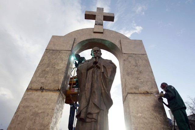Z pomnika Jana Pawła II w Ploërmel w Bretanii we Francji ma zostać usunięty krzyż