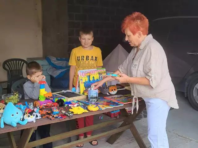 9-letni Wiktor i 4-letni Kamil z ulicy Batalionów Chłopskich w Pińczowie zorganizowali wyprzedaż garażową dla pogorzelców z Marzęcina. 