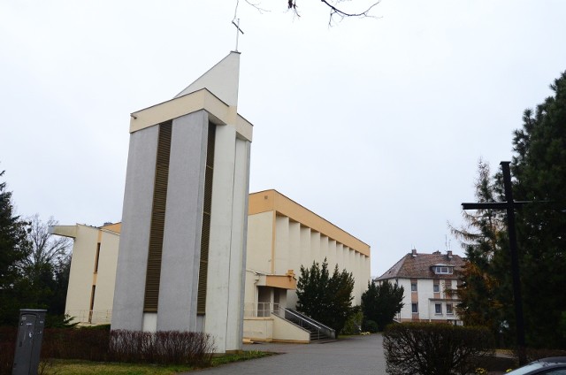 Parafia pw. św. Andrzeja Boboli przy ulicy Junikowskiej w Poznaniu odprawianie mszy do 17 maja zawiesiła całkowicie.