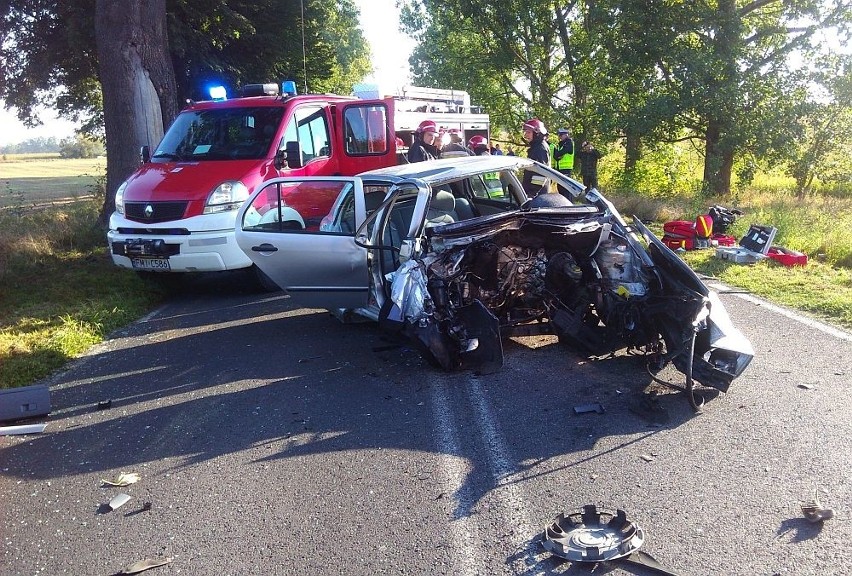 Samochód jest kompletnie rozbity, zaś kierowca doznał...