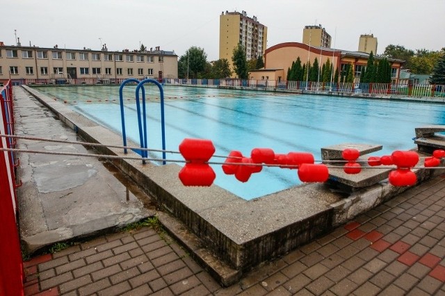 Baseny czekają na remont do lat. Są w fatalnym stanie.